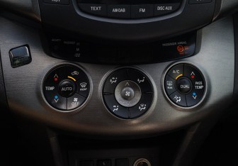 Подержанный автомобиль Toyota RAV4 2012 года (17 фото)