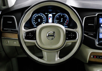 Подержанный автомобиль Volvo XC90 2017 года (30 фото)