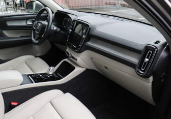 Подержанный автомобиль Volvo XC40 2021 года (8 фото)