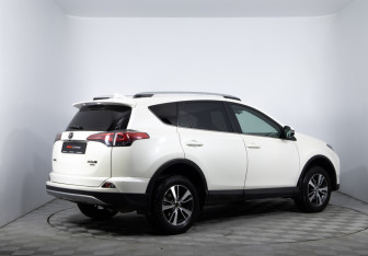 Подержанный автомобиль Toyota RAV4 2016 года (5 фото)