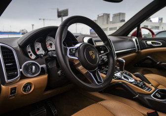 Подержанный автомобиль Porsche Cayenne 2015 года (12 фото)