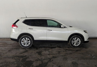 Подержанный автомобиль Nissan X-Trail 2016 года (8 фото)