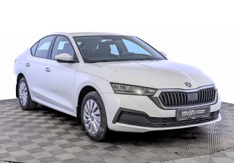 Подержанный автомобиль Skoda Octavia Liftback 2021 года (3 фото)