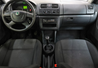 Подержанный автомобиль Skoda Fabia Hatchback 2011 года (14 фото)