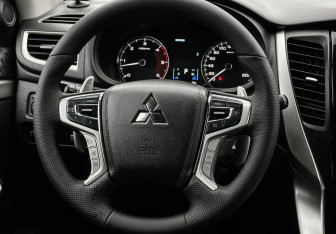 Подержанный автомобиль Mitsubishi Pajero Sport 2018 года (14 фото)