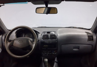 Подержанный автомобиль Hyundai Accent Sedan 2005 года (12 фото)