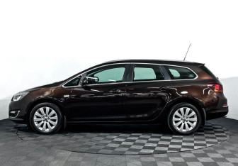 Подержанный автомобиль Opel Astra Wagon 2014 года (8 фото)