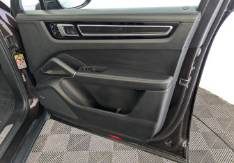 Подержанный автомобиль Porsche Cayenne 2019 года (26 фото)