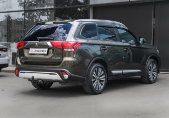 Подержанный автомобиль Mitsubishi Outlander 2019 года (4 фото)