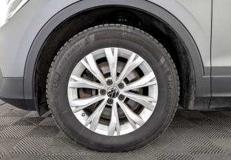 Подержанный автомобиль Volkswagen Tiguan 2021 года (18 фото)