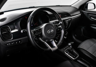 Подержанный автомобиль Kia Rio Sedan 2017 года (10 фото)