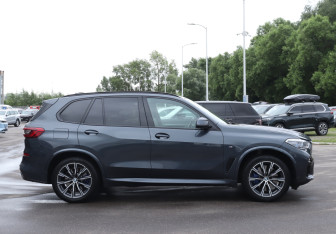 Подержанный автомобиль BMW X5 2019 года (4 фото)