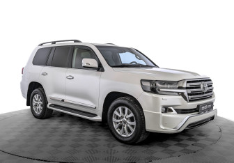 Подержанный автомобиль Toyota Land Cruiser Suv 2016 года (3 фото)