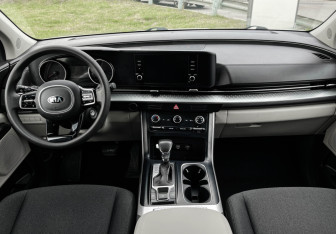 Подержанный автомобиль Kia Carnival 2021 года (12 фото)