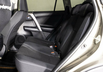 Подержанный автомобиль Toyota RAV4 2015 года (12 фото)