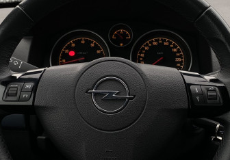 Подержанный автомобиль Opel Astra Hatchback 2010 года (15 фото)