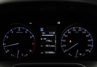 Подержанный автомобиль Toyota RAV4 2017 года (11 фото)