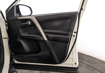 Подержанный автомобиль Toyota RAV4 2017 года (25 фото)