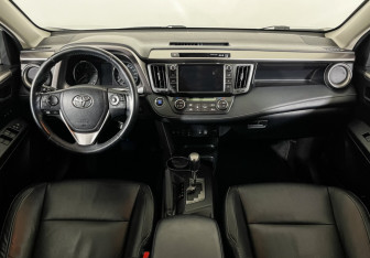 Подержанный автомобиль Toyota RAV4 2018 года (12 фото)