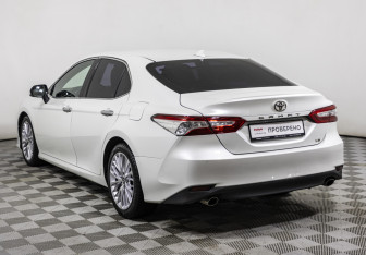 Подержанный автомобиль Toyota Camry Sedan 2018 года (7 фото)