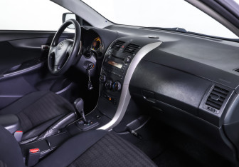 Подержанный автомобиль Toyota Corolla Sedan 2008 года (10 фото)