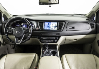 Подержанный автомобиль Kia Carnival 2019 года (12 фото)