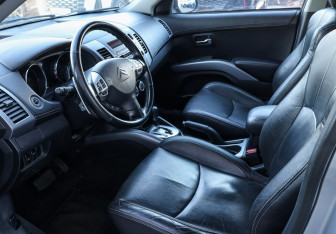Подержанный автомобиль Citroen C-Crosser 2010 года (15 фото)