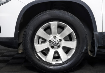 Подержанный автомобиль Volkswagen Tiguan 2012 года (17 фото)