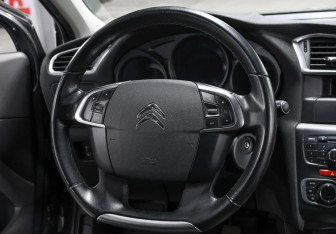 Подержанный автомобиль Citroen C4 Hatchback 2012 года (17 фото)