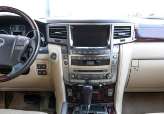 Подержанный автомобиль Lexus LX 2008 года (15 фото)