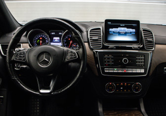 Подержанный автомобиль Mercedes-Benz GLE 2015 года (9 фото)