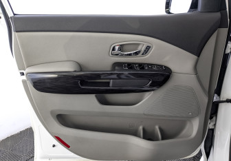 Подержанный автомобиль Kia Carnival 2017 года (19 фото)