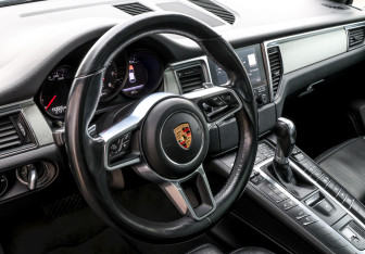 Подержанный автомобиль Porsche Macan 2017 года (20 фото)