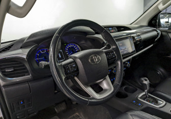 Подержанный автомобиль Toyota Hilux 2015 года (13 фото)