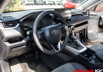 Подержанный автомобиль Toyota RAV4 2025 года (15 фото)