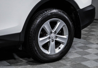Подержанный автомобиль Toyota RAV4 2014 года (15 фото)