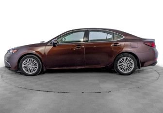 Подержанный автомобиль Lexus ES 2015 года (9 фото)