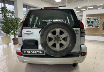 Подержанный автомобиль Toyota Land Cruiser Prado 2003 года (6 фото)