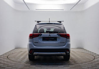 Подержанный автомобиль Mitsubishi Outlander 2015 года (6 фото)