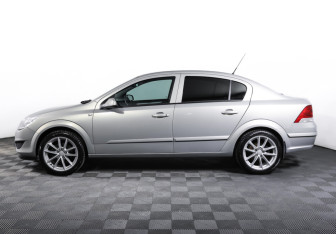 Подержанный автомобиль Opel Astra Sedan 2009 года (8 фото)