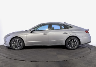 Подержанный автомобиль Hyundai Sonata 2022 года (8 фото)