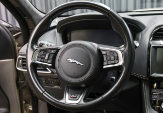 Подержанный автомобиль Jaguar F-Pace 2017 года (17 фото)
