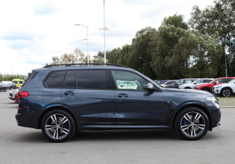 Подержанный автомобиль BMW X7 2021 года (4 фото)