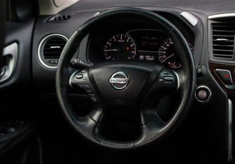 Подержанный автомобиль Nissan Pathfinder 2015 года (14 фото)