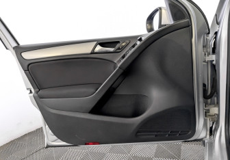 Подержанный автомобиль Volkswagen Golf Hatchback 2012 года (19 фото)