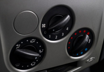 Подержанный автомобиль Renault Logan Sedan 2006 года (13 фото)