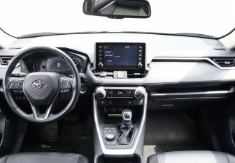 Подержанный автомобиль Toyota RAV4 2021 года (13 фото)