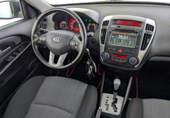 Подержанный автомобиль Kia Ceed Wagon 2011 года (27 фото)