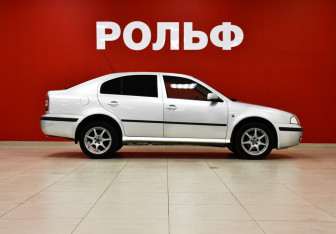 Подержанный автомобиль Skoda Octavia Liftback 2008 года (4 фото)
