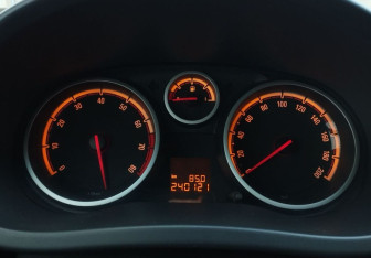 Подержанный автомобиль Opel Corsa 2008 года (12 фото)